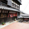 伊勢神宮、内宮と外宮を結ぶ旧街道・古市参宮街道を歩く。江戸時代のにぎわいを感じる猿田彦神社や麻吉旅館へ（AIR & BUS成田発伊勢行きツアー）