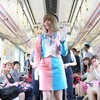 臨時列車の車内ではきゃりーぱみゅぱみゅさんが各車両を回ってファンにあいさつしていた。