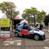京葉線海浜幕張駅でもさまざまなクルマの演出がみられた（レッドブル・エアレース千葉2016、幕張海浜公園）