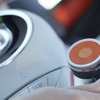 運転中、画面を見ることなくスマホ操作を可能にしてくれるデバイス「O6」