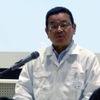 見学会の冒頭、挨拶する八郷社長