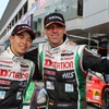 GT500クラス優勝のKONDO RACING 佐々木大樹選手とM・クルム選手（2015年）