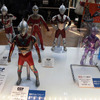撮影で使われたウルトラマン・ウルトラセブン・ウルトラマンジャックの「飛び人形」。まるで墨田区上空を飛んでるよう（「東京スカイツリー ウルトラ作戦第634号」、6月10日～7月21日）