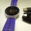 付属のチャージングクリップでUSBポートから充電できる。アダプターがあればコンセントからの充電も簡単