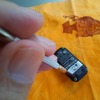 プラスの精密ドライバーで4つの小さなねじを外す。だれでもできる簡単な作業だ
