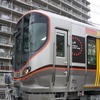 クモハ323-1の先頭部。「OSAKA LOOP LINE」のロゴマークが入っている。