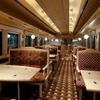 8500系の車内。『富士山ナイトビュー特急』では和食のおつまみなどが提供される。