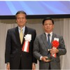 授賞式の様子（左：ダイハツ工業／三井 正則社長、右：富士通テン／山中 明社長）