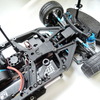 中央の「TAMIYA」と刻印されたプレートを脱着することで、左右方向の「しなり」の大小を選べる