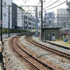 とうきょうスカイツリー駅と伊勢崎線第2号踏切（桜橋通り）の間には、26パーミルの勾配がある。「26」とうい数字が見える