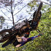 華麗なジャンプトリックを決めるアルパインスターズ着用のFXMライダー。