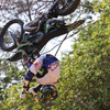 華麗なジャンプトリックを決めるアルパインスターズ着用のFXMライダー。