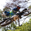 華麗なジャンプトリックを決めるアルパインスターズ着用のFXMライダー。