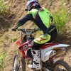 2017アルパインスターズのモトクロスウェアを試着したバイクジャーナリスト・青木タカオ。