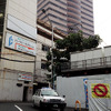 旧千葉支社ビル付近にある動輪。ビルの解体工事がすすむなか、JR東日本関連施設や千葉ステーションビルなどはまだ残っている