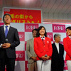 山根英紀ヘッドコーチ、加藤友里恵選手、上田藍選手。「稲毛の街からメダリストを！」女子トライアスロン、上田藍選手、加藤友里恵選手、壮行会（JR総武線 稲毛駅、6月18日）