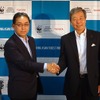 トヨタの根本環境部長（向かって左）とWWFジャパンの筒井隆司事務局長
