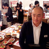 「東京ウマ辛飯リレー」試食会のようす（東京駅、7月20日）