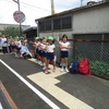 通過駅のホームで特別列車に手を振る地元の幼稚園児ら。