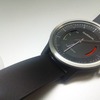 左のバーは歩数を目標に対してパーセンテージで表示。モデルはラバーバンド仕様のvivomove sports