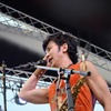 初の鈴鹿8耐で、サックスを演奏する武田真治さん