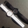 姉妹モデル、vivomove classicのクラシックホワイト（左）とクラシックブラック（右）