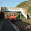 宇田郷駅に停車する列車は1日8往復。駅で遊んでいると、そのうちの1本がちょうどやってきた。昔は九州でも主力機種であったディーゼルカー、キハ40の1両編成だが、乗客は結構多かった。