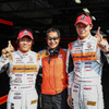 GT300のポールを獲得した高木（左）と小林（右）。中央はARTAの土屋圭市エグゼクティブアドバイザー。