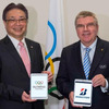 ブリヂストンの津谷CEO（左）とバッハIOC 会長