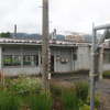 「Restaurant おーやま」の看板が立つ沼ノ沢駅