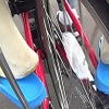 足が車輪に巻き込まれる様子