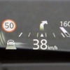 一般道でのガイド。走行すべき車線をガイドする他、制限速度の情報も表示