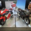 RC213V-Sと並ぶCBR250RR