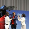 ハーフバックドアについて説明を受ける山本耕史さん
