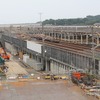 東海道貨物線の横浜羽沢貨物駅（右）と相鉄・JR直通線の工事現場（左）。