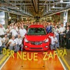 オペルのドイツ・リュッセルスハイム本社工場から、改良新型ザフィーラの量産第一号車がラインオフ