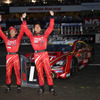 GT500クラス優勝の立川（左）&石浦。
