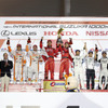 GT500クラス表彰式。3位の段には負傷療養中で欠場となった千代勝正の姿も。