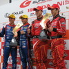 左からGT300ウイナーの山内、井口、GT500ウイナーの石浦、立川。