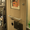 『はやぶさ30号』の車内。デッキには在来線でもほとんど見られなくなったカード式公衆電話が置かれていた。