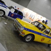 GIBDDのパトカー展示コーナー。背景に80周年を祝う横断幕が見える
