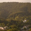 夕張方からやって来た上り列車を鹿ノ谷駅の跨線橋から望む。