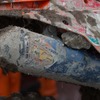 レース後、大きな石が挟まっていた斉木のマフラー