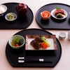 ファーストクラス / 懐石：（右上から時計回りに）季節の小鉢、台の物、御飯と止め椀