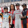 左から2位の国本、優勝の村岡監督&バンドーン、3位のカーティケヤン。