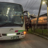 札幌までの最終乗継ぎとなる、上りの代行バス6便（左）と札幌行き臨時特急9010D。
