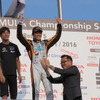 SF第5戦岡山のレース2表彰式。左から立川監督、国本、（プレゼンターを挟んで）石浦。