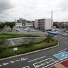 南栗橋駅東口。「ボートピア栗橋」行きバスの姿も