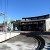 天竜浜名湖鉄道の車両基地にある転車台（左）と扇形車庫（右）。国の登録有形文化財に指定されている。