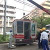 本社敷地内で設置作業が行われている551編成の「カットモデル」。9月25日にお披露目式が行われる。